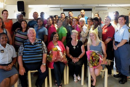 Die groep gaste, Clusterlede en SAPD-lede kort na die aansteek van kerse ter herdenking van manne en vroue wat gedurende die jaar hul lewens verloor het